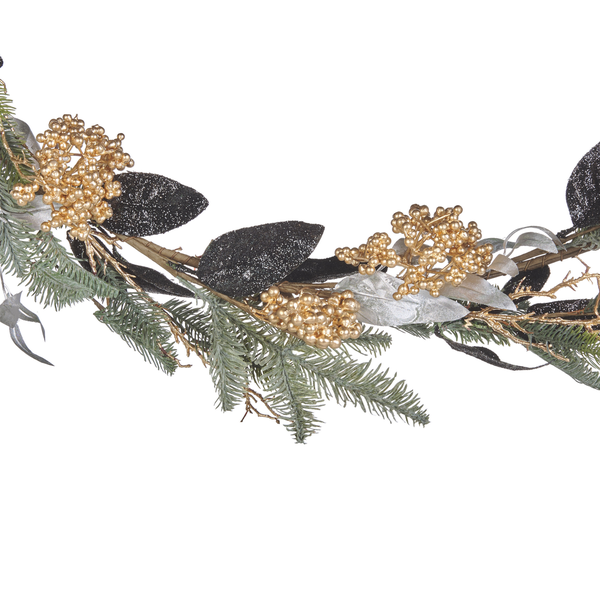 Dekorative Girlande mit Blättern, Beeren und Tannenzweigen für weihnachtliche Dekorationen