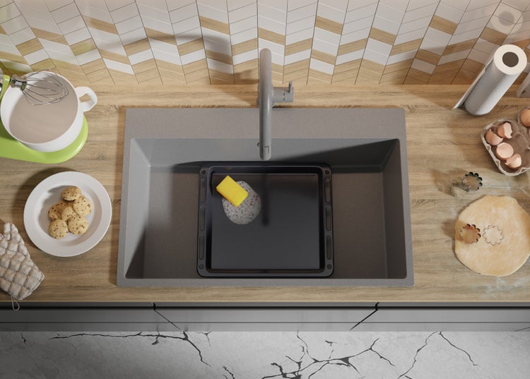 Draufsicht auf eine Küche mit Spüle, Backblech, Teig und Küchengeräten