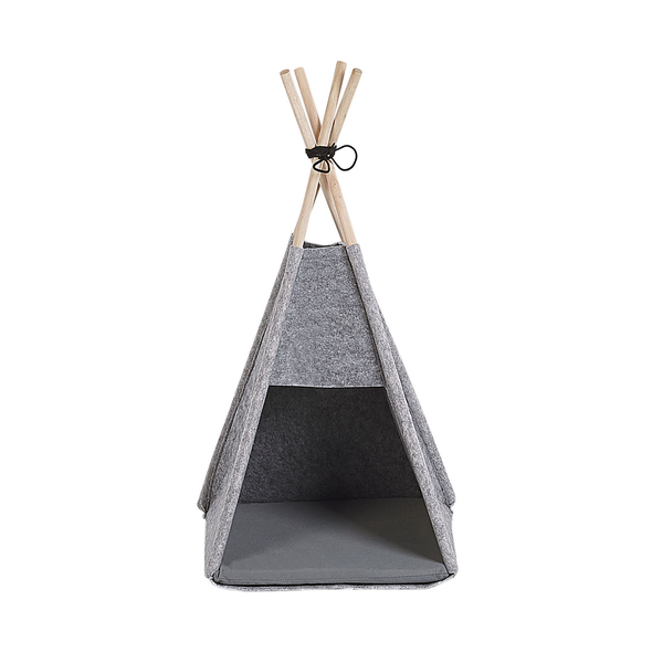 Tipi-Zelt für Haustiere aus grauem Filz mit Holzstäben und Kissen.