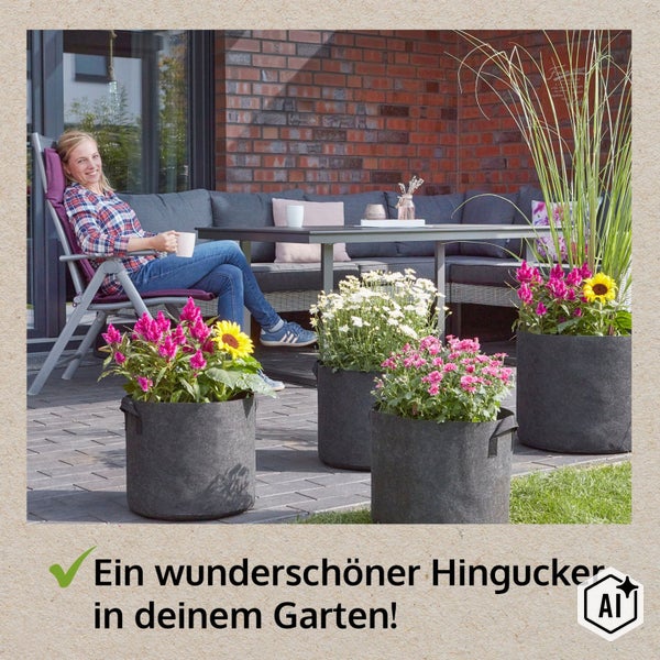 Eine Frau entspannt auf einer Terrasse mit einer modernen Loungegruppe, ergänzt durch mehrere Pflanzkübel aus Vlies mit herbstlicher Bepflanzung.