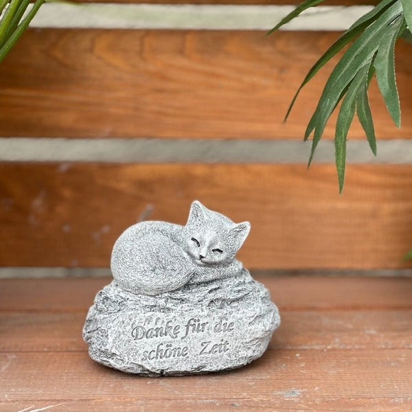 Grabschmuck in Form einer schlafenden Katze auf einem Stein mit der Inschrift Danke für die schöne Zeit aus wetterfestem Kunststein