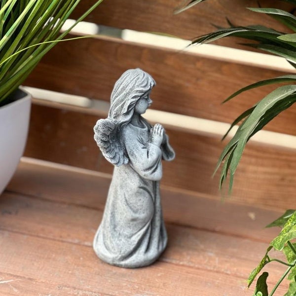 Steinfigur Engel betend als Dekoration für Garten und Innenbereich