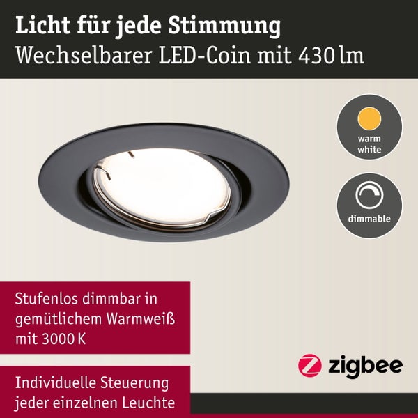 Deckenleuchte Malik aus Filz mit direktem Licht nach unten und indirekter Hintergrundbeleuchtung in einem hellen Wohnraum.