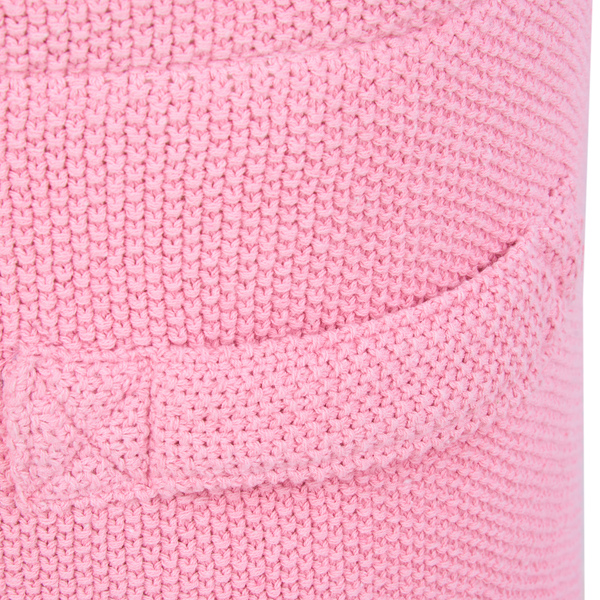 Nahaufnahme eines gestrickten Stoffes mit aufgesetzter Tasche