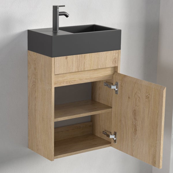 Hängender Waschbeckenunterschrank in Holzoptik mit dunklem Aufsatzwaschbecken und Einhebelmischer, mit einer offenen Tür und Einlegeboden.