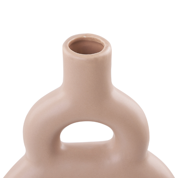 Moderne Dekovase aus Keramik in Beige mit dekorativer Aussparung.