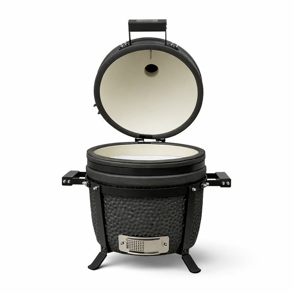 Keramikgrill mit geöffnetem Deckel zur Verwendung im Freien