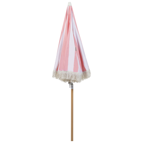 Sonnenschirm gestreift in Rosa und Weiß mit Fransen und Mast in Holzoptik.