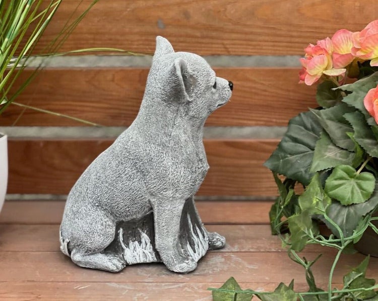Gartendeko Hundefigur Chihuahua aus grauem Steinguss, sitzend