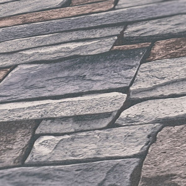 Modernes Badezimmer mit rundem Spiegel, Waschtisch und Zimmerpflanze