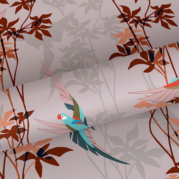 Mädchen macht ein Rad auf einer Rasenfläche mit Sportmatten im Garten.