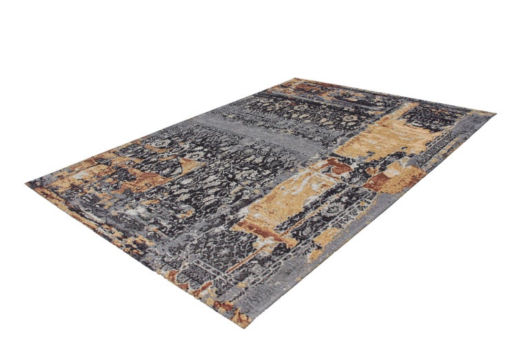 Rechteckiger Teppich mit Vintage-Muster und abstrakten Motiven in Grau und Gold.