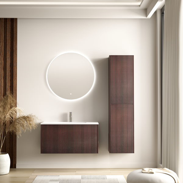 Modernes Badezimmer mit geripptem Waschtischunterschrank, hohem Schrank, rundem LED Spiegel und Waschtischarmatur in einer hellen Raumgestaltung.