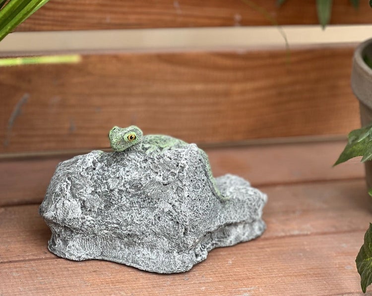 Deko-Figur Eidechse auf Stein für den Garten aus wetterfestem Material zur Dekoration.