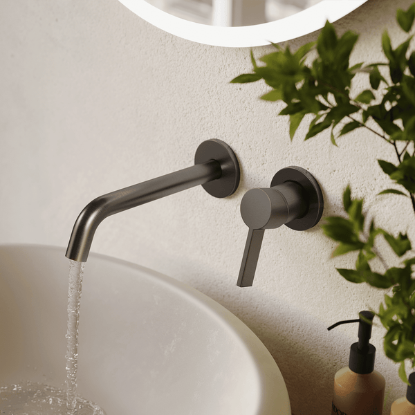 Moderne Unterputz Waschtischarmatur in Wandmontage über einem Waschbecken mit fließendem Wasser im Badezimmer