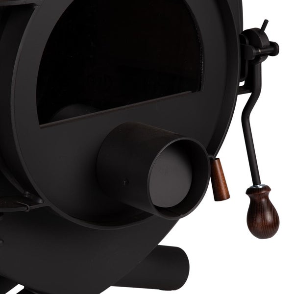 Detailansicht eines schwarzen Kaminofens mit Glasfenster und Holzgriff