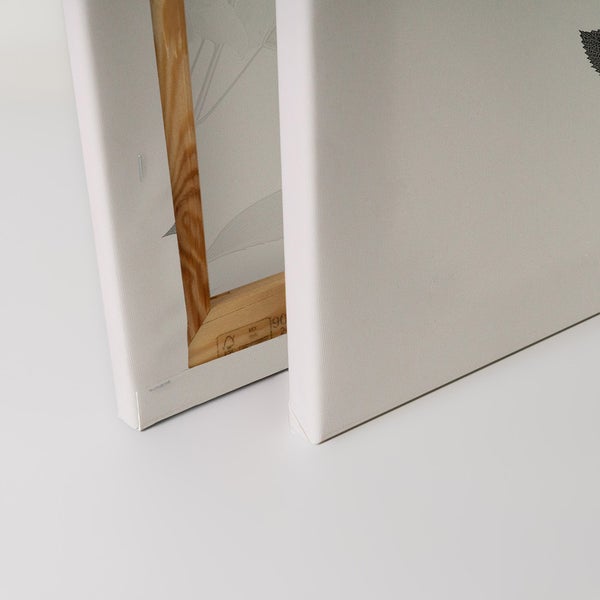 Nahaufnahme von zwei Leinwandbildern mit Holzrahmen