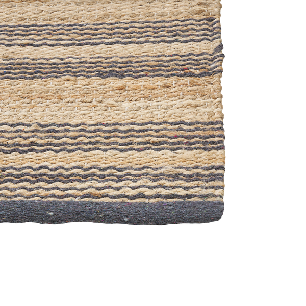 Detailaufnahme eines gewebten Teppichs mit Streifenmuster aus Naturfasern in Beige und Dunkelgrau.