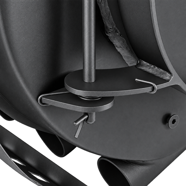 Detailansicht eines Verschlussmechanismus aus Metall an einem Ofenrohr oder Kaminzubehör