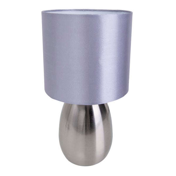 Tischleuchte mit Schirm und Metallsockel