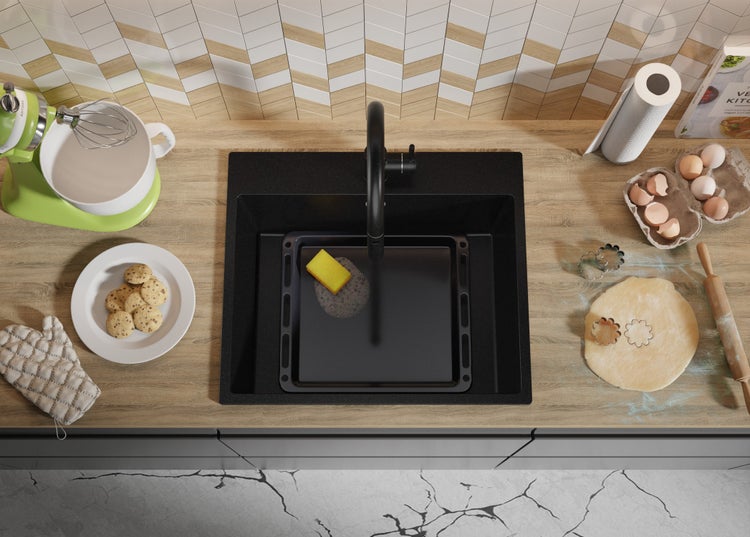 Küchenszene mit Spüle, Teig und Backzutaten auf einer Arbeitsfläche