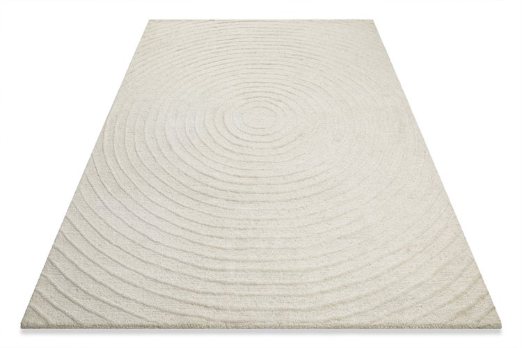 Heller rechteckiger Teppich mit einem Muster aus konzentrischen Kreisen in Relief-Optik.