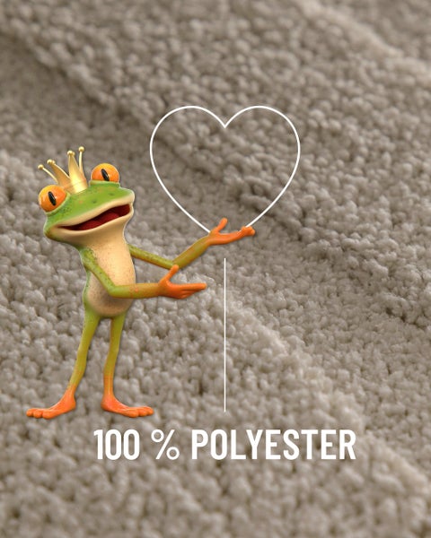 Materialhinweis 100 Prozent Polyester auf Teppichoberfläche mit Froschfigur.