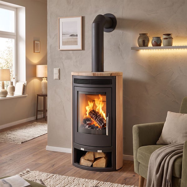 Moderner Kaminofen mit Holzverkleidung in einem gemütlichen Wohnzimmer mit brennendem Feuer und Holzlagerfach.