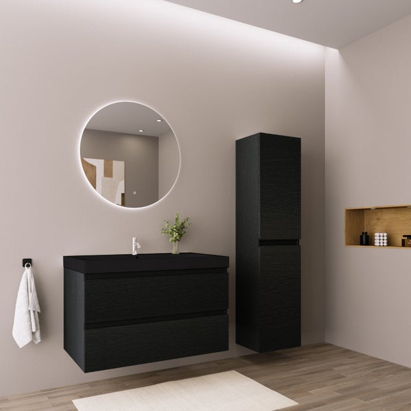 Modernes Badezimmermöbel-Set bestehend aus wandhängendem Waschtischunterschrank in dunkler Holzoptik, schwarzem Waschbecken, Hochschrank und rundem LED-Spiegel.