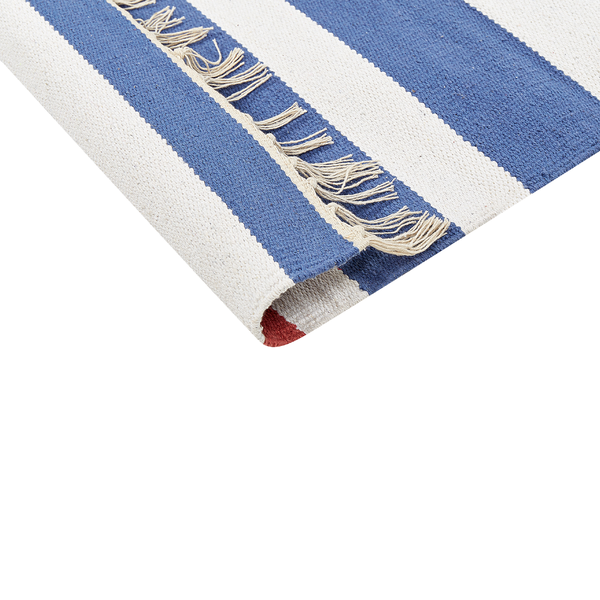 Gewebter Teppich mit blau-weißen Streifen und Fransen