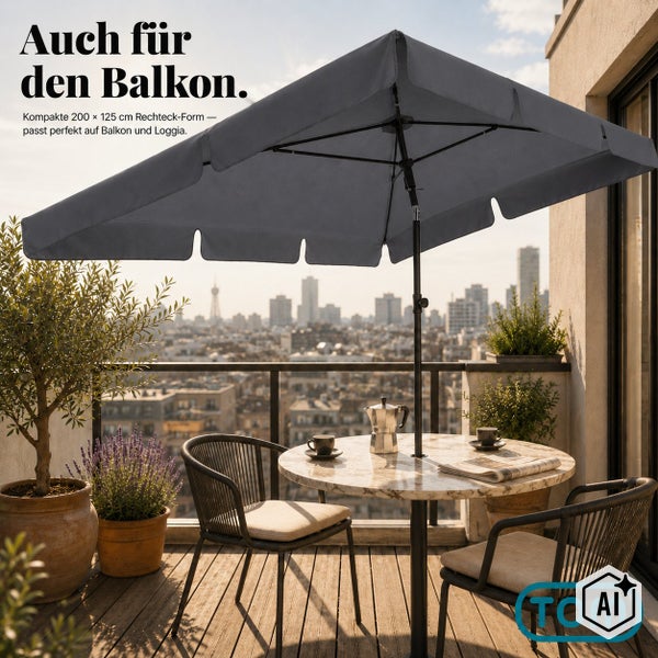 Rechteckiger Balkonschirm mit 200 mal 125 Zentimeter auf einem Balkon mit Sitzgruppe und Ausblick auf eine Stadt.