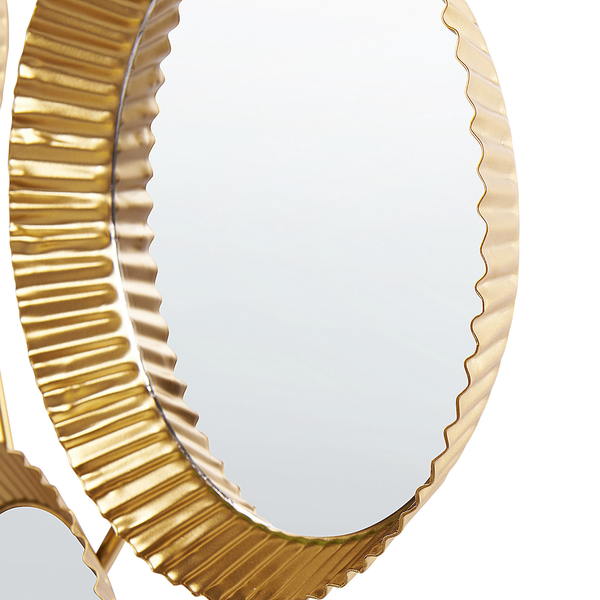 Wandspiegel mit geriffeltem Metallrahmen in Gold.