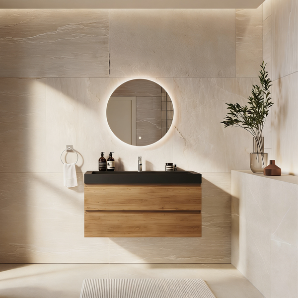 Modernes Badezimmer mit Waschtisch aus Holz, rundem LED Wandspiegel und Fliesen in Natursteinoptik in einem hellen und organisierten Raum.