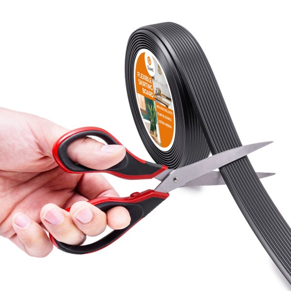 Flexible Sockelleiste wird mit einer Schere zugeschnitten.