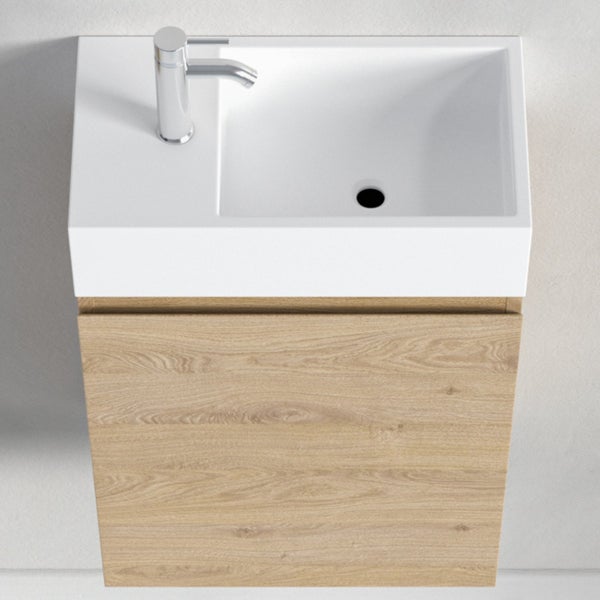 Waschbecken mit Unterschrank in Holzoptik und Einhebelmischer von oben gesehen.