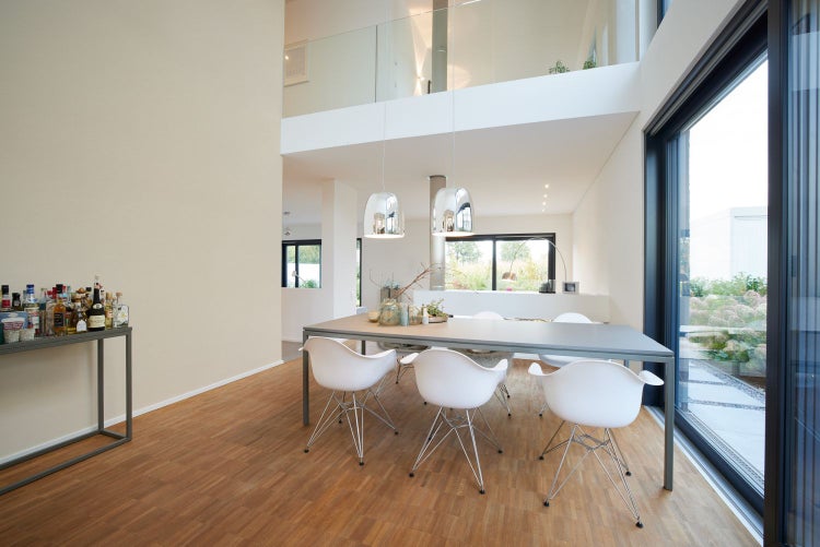 Dekokissen mit Vogel- und Blumenmuster