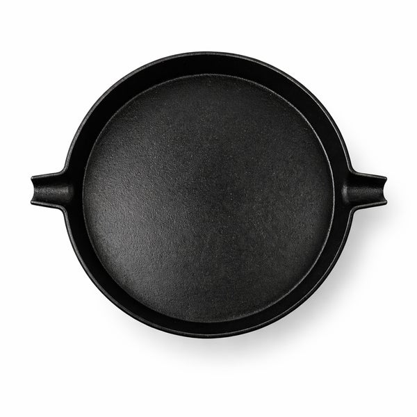 Schwarze Bratpfanne aus Gusseisen mit Griffen