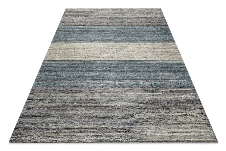 Rechteckiger Teppich mit Streifenmuster und strukturierter Oberfläche in Grau, Blau und Beige.