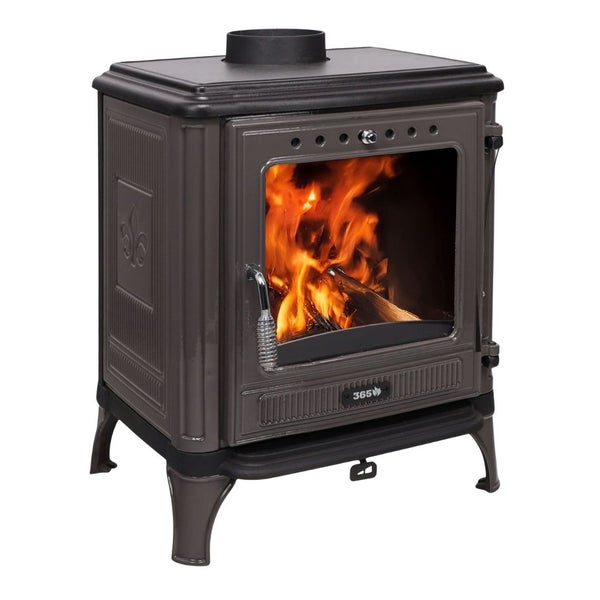 Grauer Kaminofen aus Gusseisen mit Sichtscheibe, brennendem Holzfeuer und verzierten Seitenwänden auf vier Füßen.