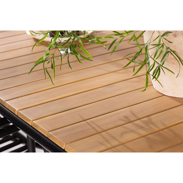 Nahaufnahme einer Gartentischplatte aus Holz mit Topfpflanzen