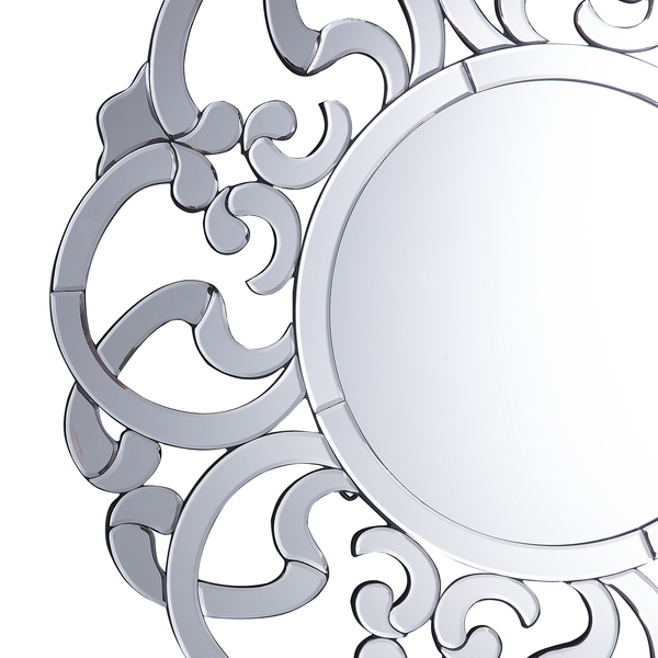 Dekoratives Interieur mit Spiegel, Tischleuchte, Beistelltisch und Dekorationsartikeln