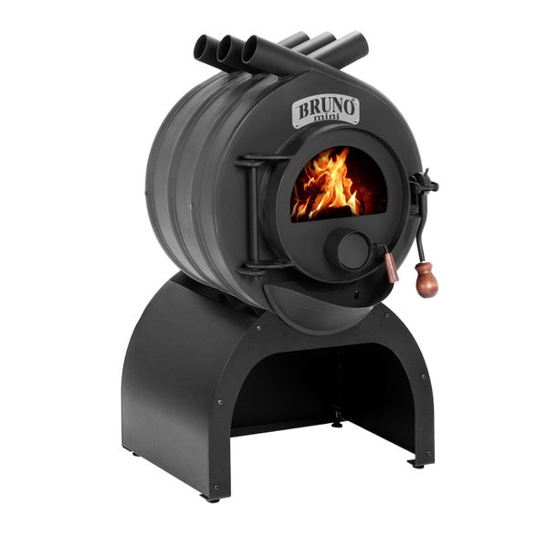 Holzofen mit drei Rohren und Feuer