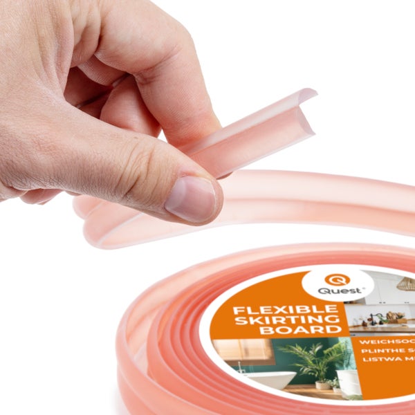 Flexible Sockelleiste in der Hand