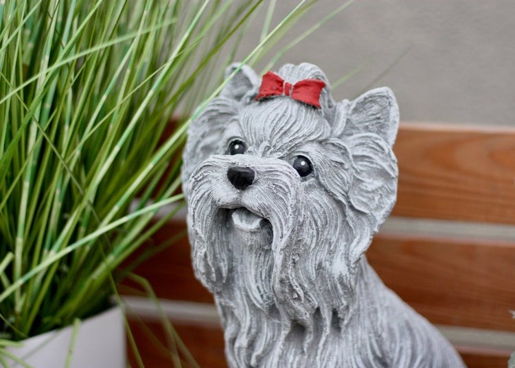 Gartenfigur Yorkshire Terrier aus Steinguss mit Schleife