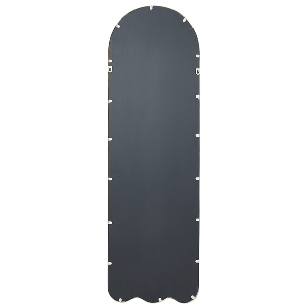 Rückseite eines Bogenspiegels mit gewelltem Fuß und Befestigungsklammern für die Wandmontage.