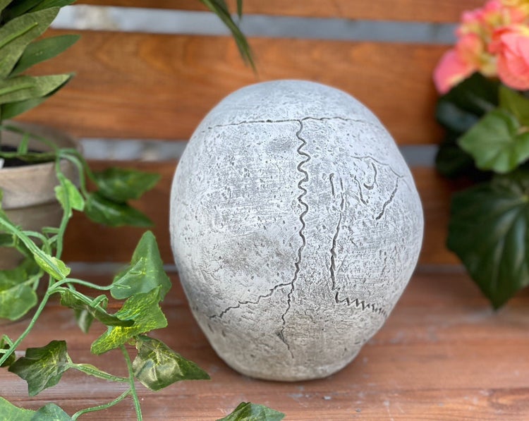 Dekorativer Totenkopf aus Stein in grauer Optik als Garten- oder Wohndekoration