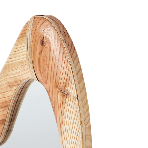 Detailansicht eines Spiegels mit Holzrahmen