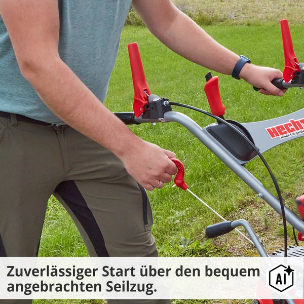 Person startet einen Hecht Rasenmäher mit dem Seilzugstart am Führungsholm.
