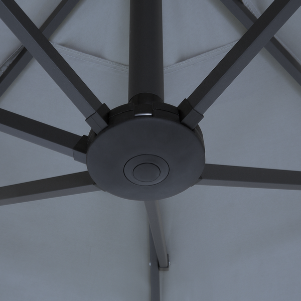 Unteransicht des Gestells eines Sonnenschirms mit Mast und Streben.