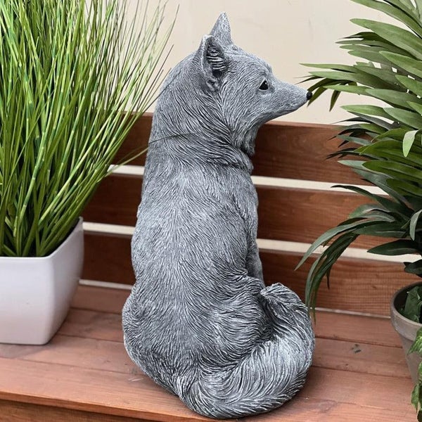Dekorative Gartenfigur Fuchs aus Steinguss in sitzender Haltung als Gartendekoration für den Außenbereich
